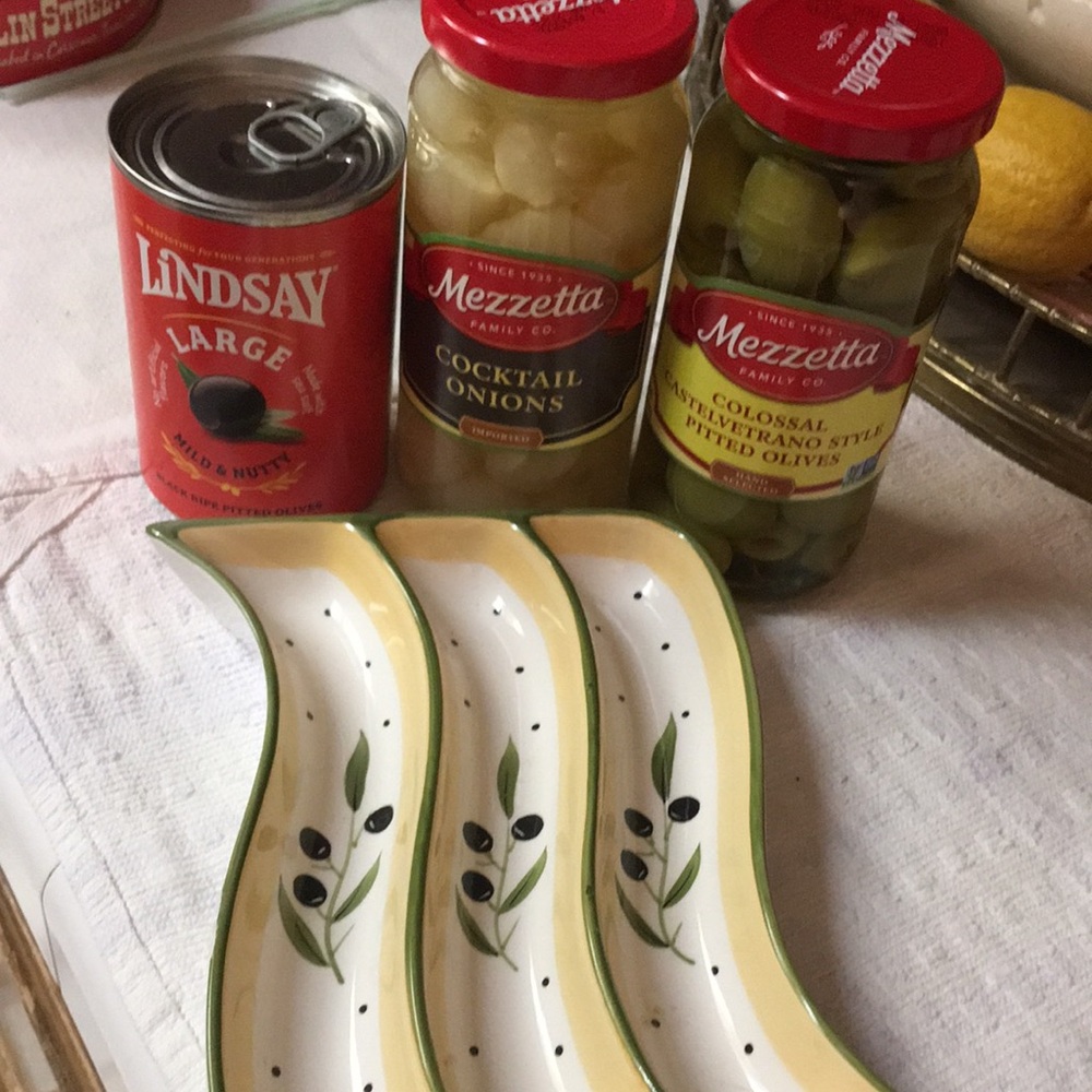 NWOT Ceramic Olive Serving Dish🫒